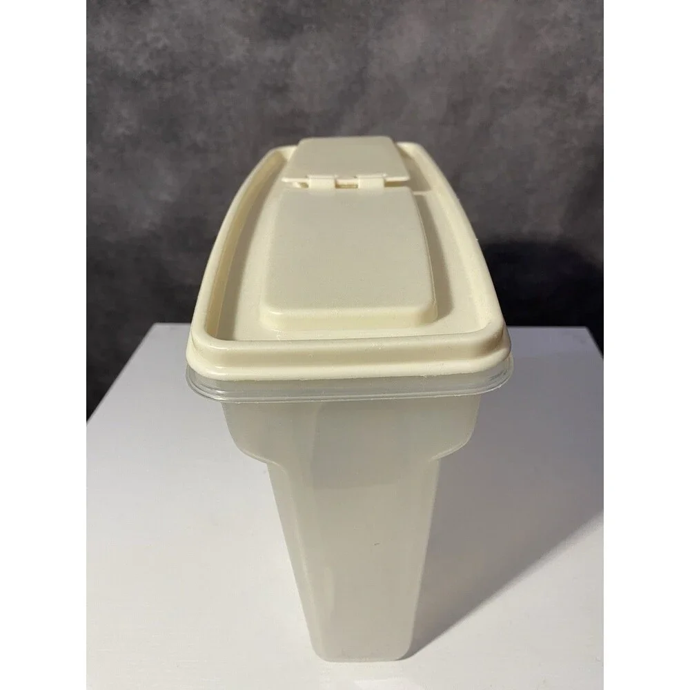 Rubbermaid Servin Saver 1.3 Gallon Plastic Cereal Keeper with Almond Lid